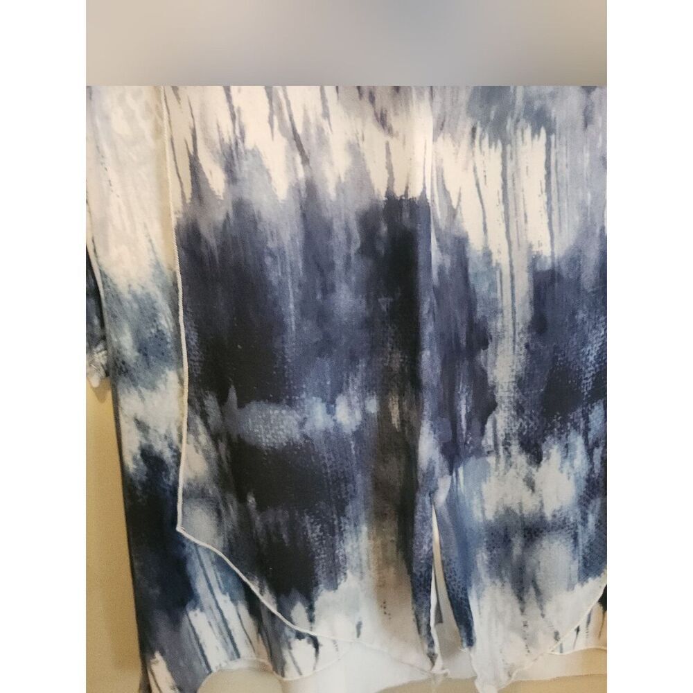 F36 Modes Crystal Fashions Blue Tie-Dye V-Neck Top with shark tooth hem - Picture 5 of 15